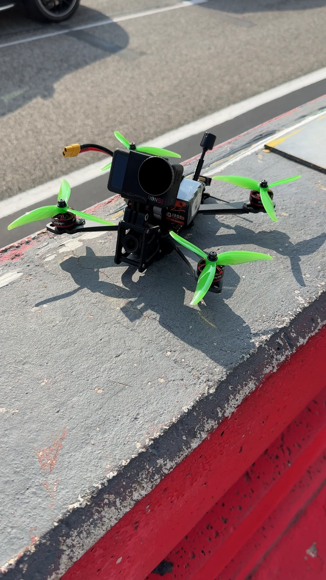 Dietro le quinte di ottobre: drone FPV con action camera sulla pit lane di Imola