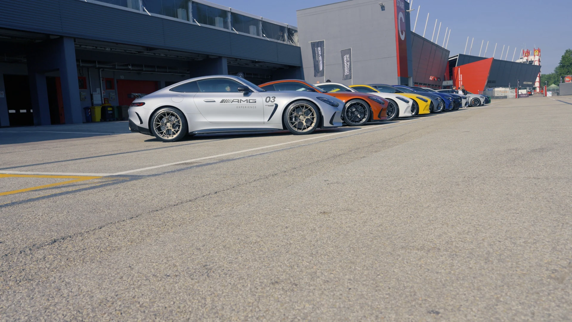 Le Mercedes-AMG schierate davanti ai box del circuito di Imola
