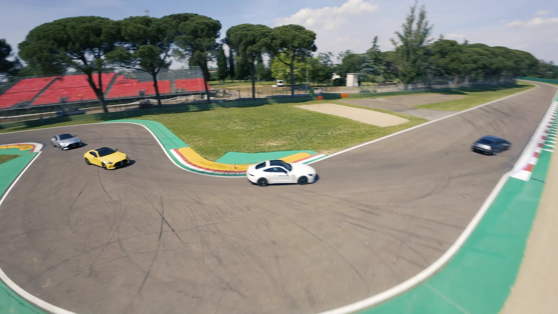 Ripresa aerea delle Mercedes-AMG in curva a Imola, maggio 2025