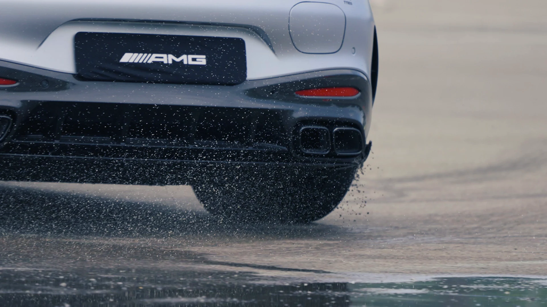 Dettaglio della Mercedes-AMG durante una prova su fondo bagnato