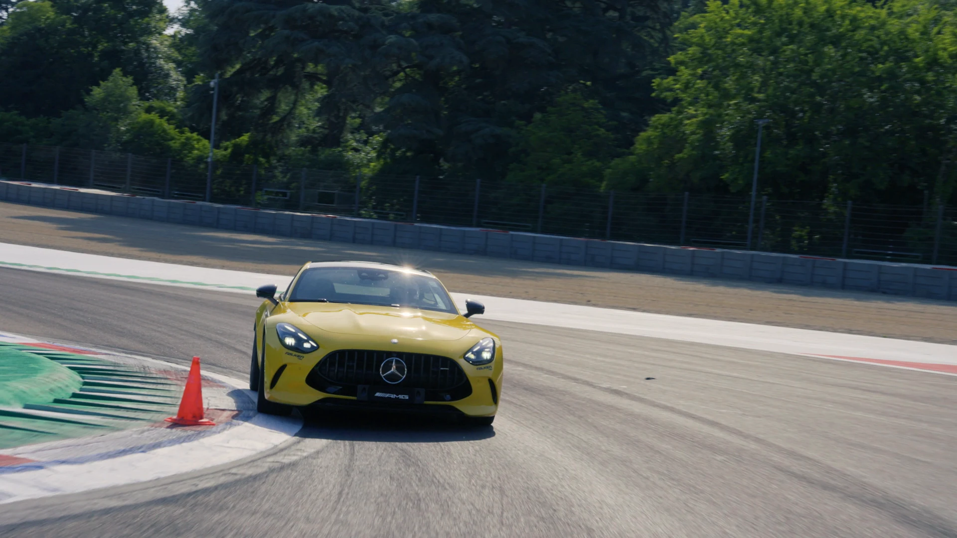 Mercedes-AMG gialla in azione sul circuito di Imola