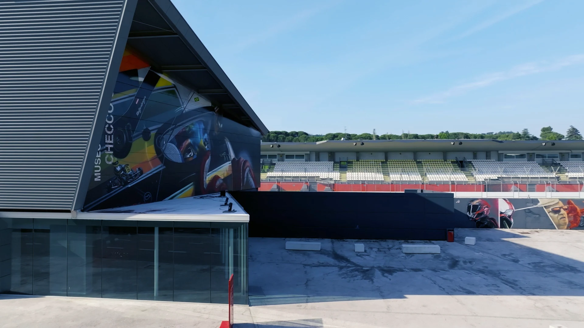 Ripresa aerea del museo e delle tribune dell’autodromo di Imola