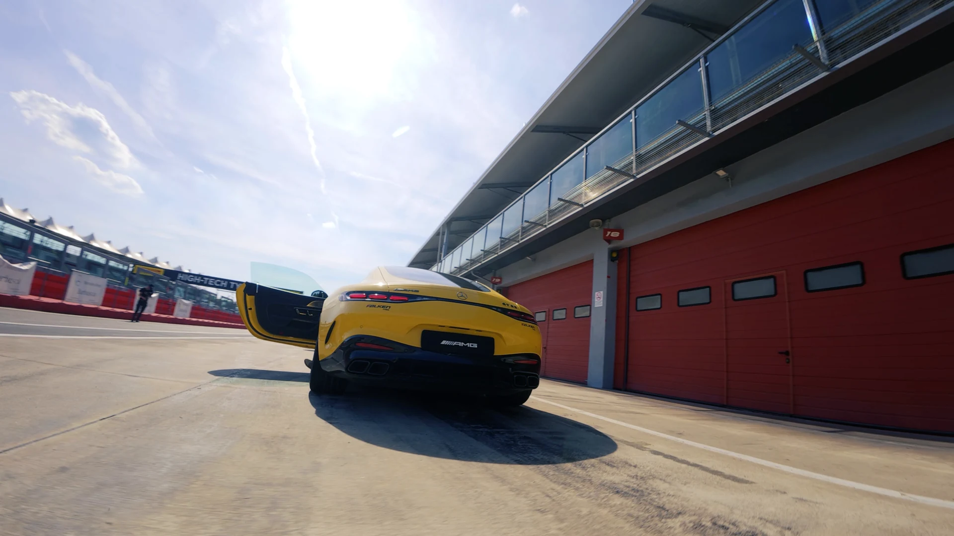 Mercedes-AMG gialla sulla pit lane del circuito di Imola