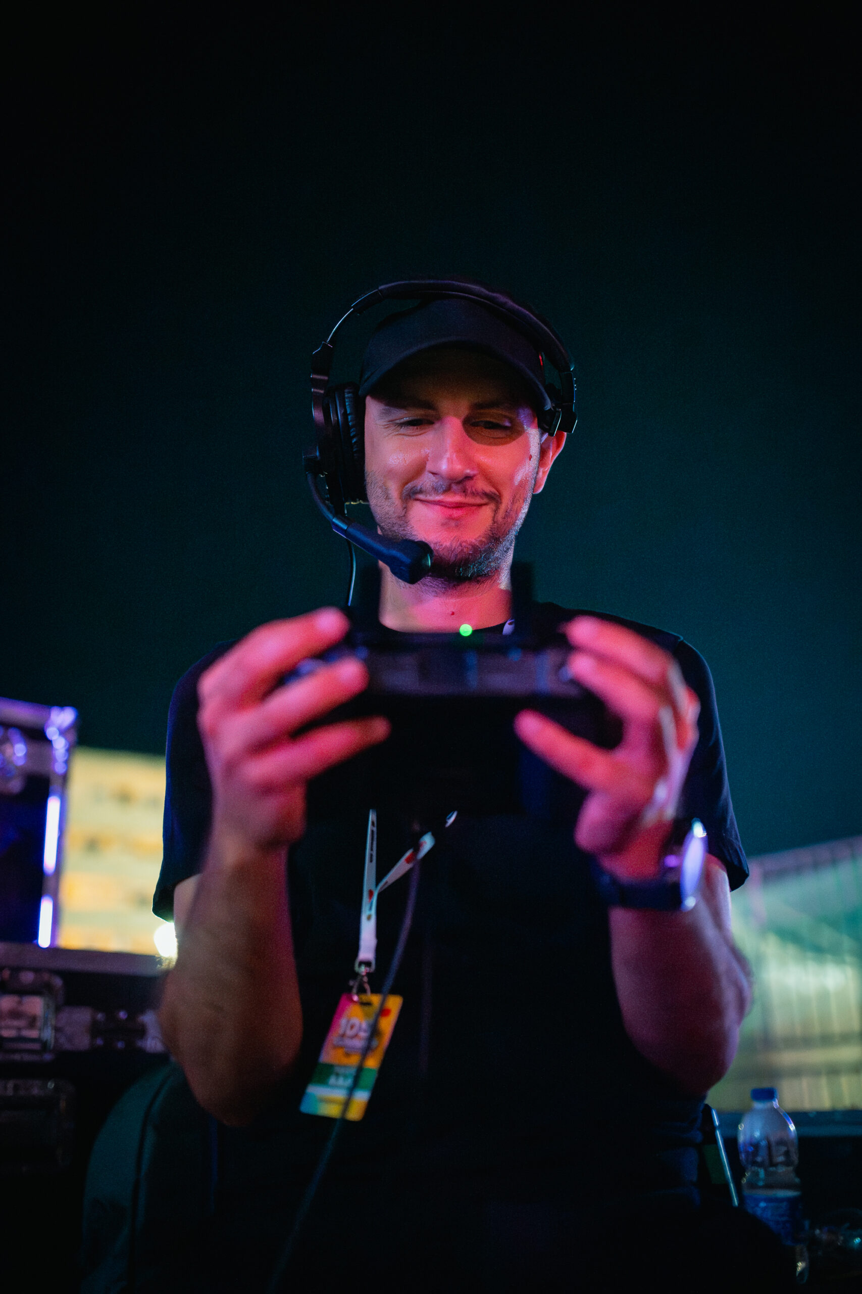 Davide Cisterna al radiocomando durante una produzione dal vivo