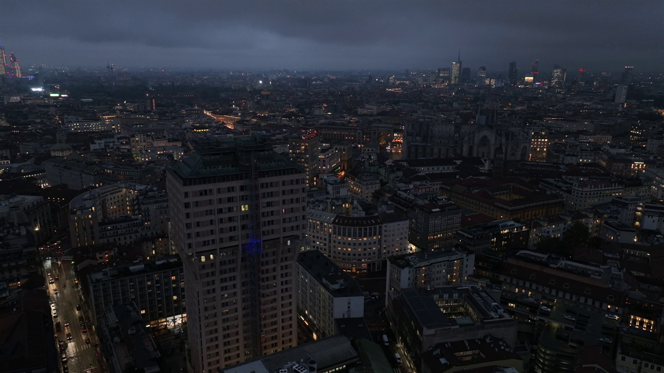 Milano e il Duomo ripresi dal drone al crepuscolo