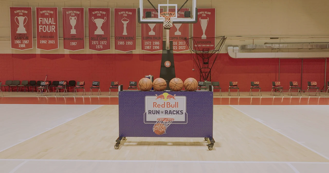 Allestimento Red Bull Run The Racks sul campo di Olimpia Milano