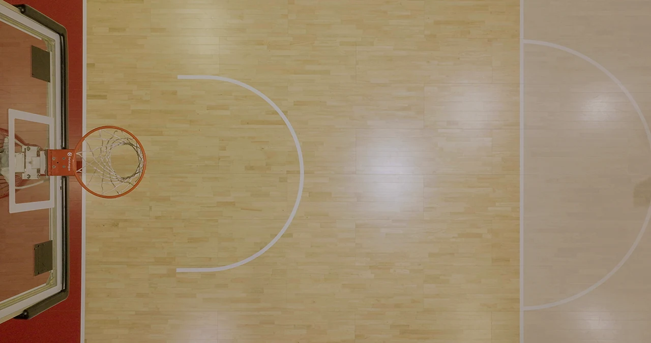 Vista zenitale con drone del canestro e delle linee del parquet